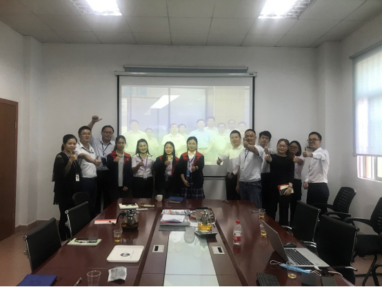 FH体育（国际）官方网站-FH SPORTS软件与炎墨合影